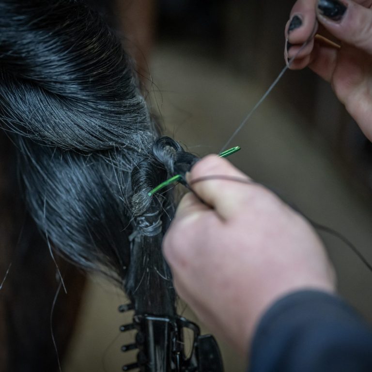 Einarbeiten der Schweif Extensions fürs Pferd, Schweifextensions, Schweif toupet